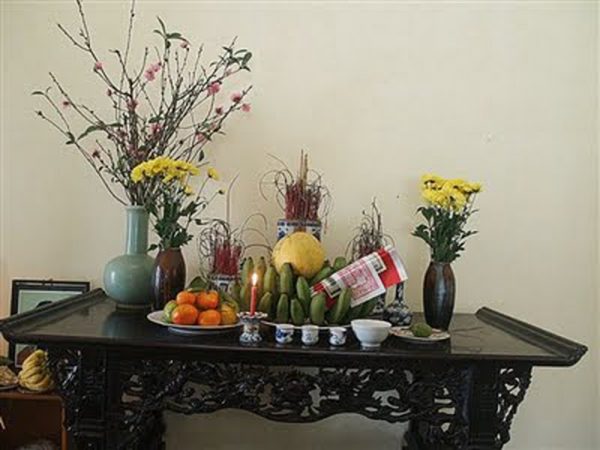 Lau dọn ban thờ trước ngày rằm, mùng 1
